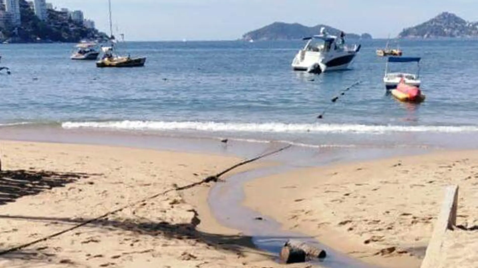 Acapulco - desecho de aguas negras en plena zona turísticaj